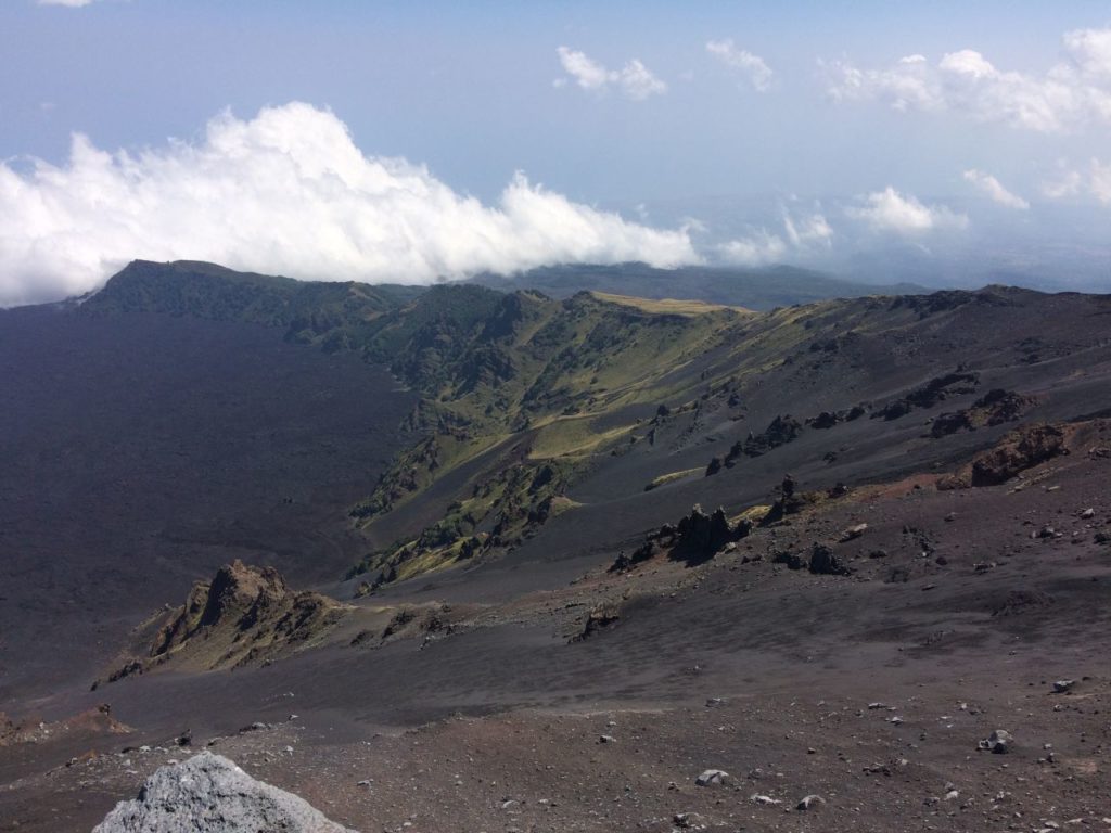 etna-widok-w-chmurach