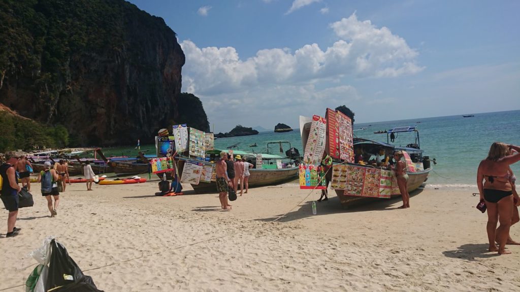 railay-lodki-z-jedzeniem
