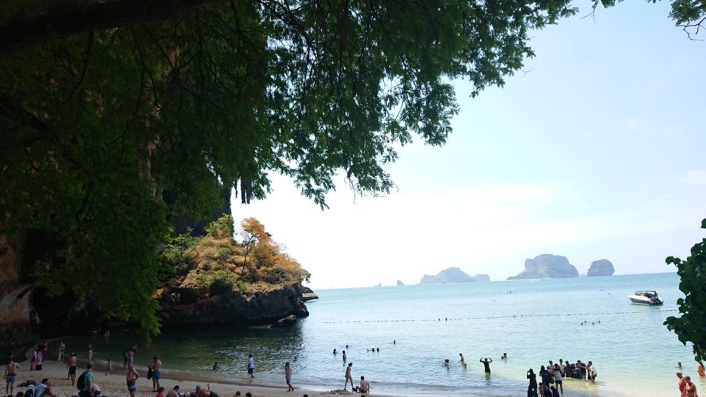 railay-plaza-duzo-ludzi