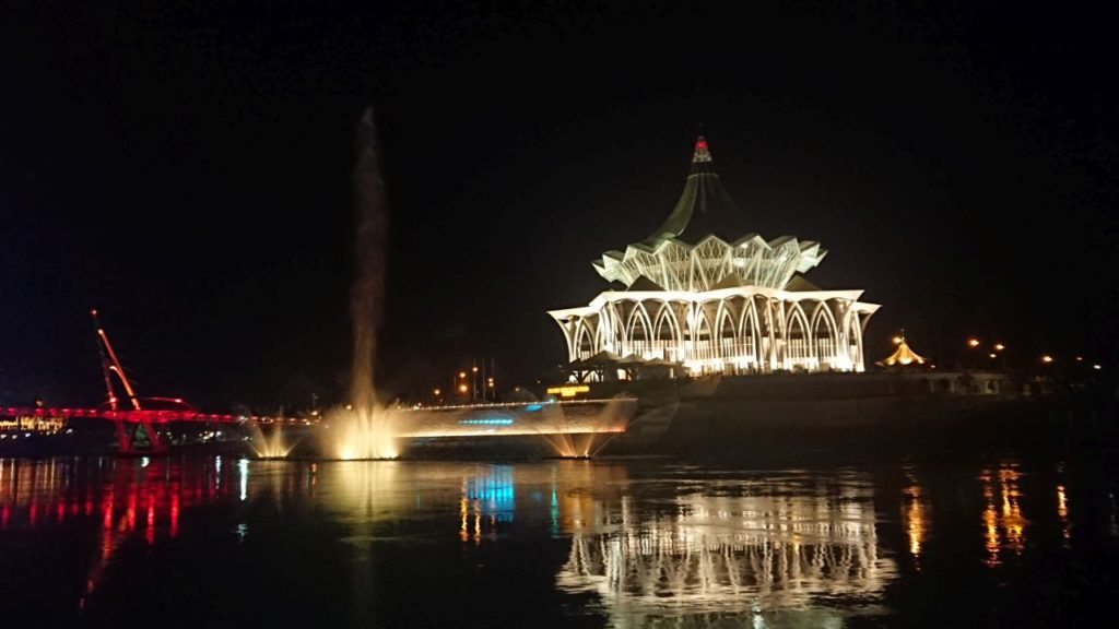 kuching-pokaz-fontann
