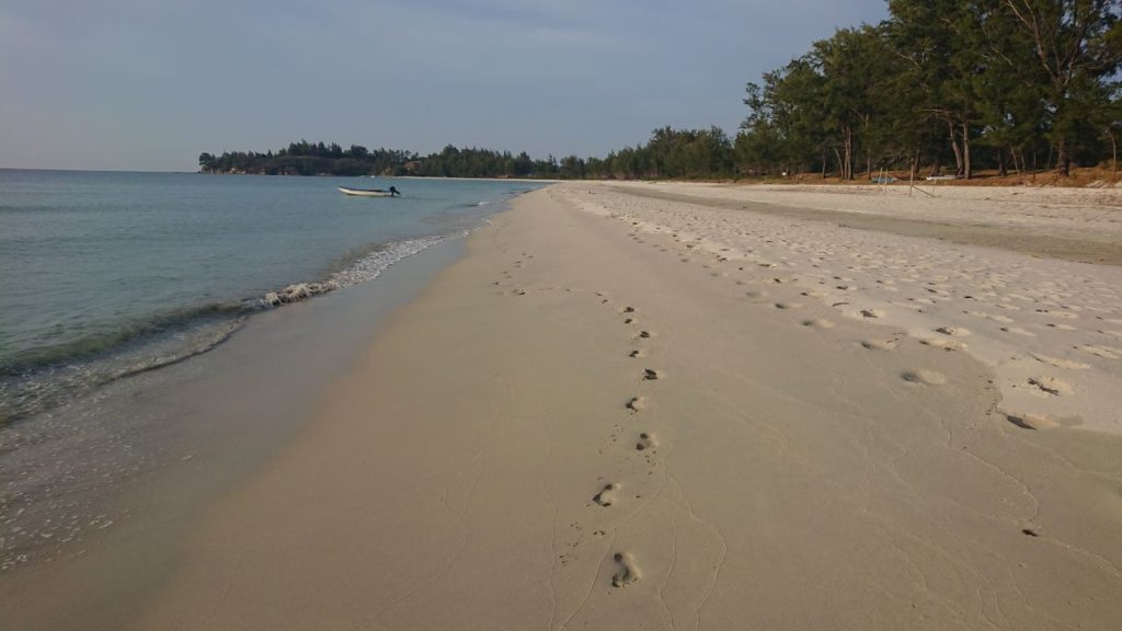 slady-stop-na-piasku-borneo