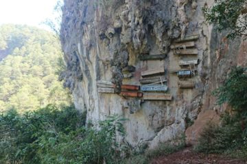 wiszace-trumny-sagada